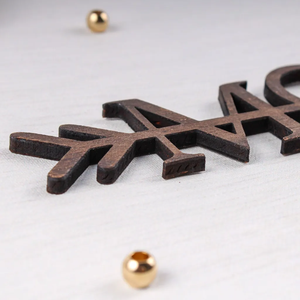 ISAPAPELES-TOPPER-INICIALES-MADERA-OSCURA-DETALLE_R.webp