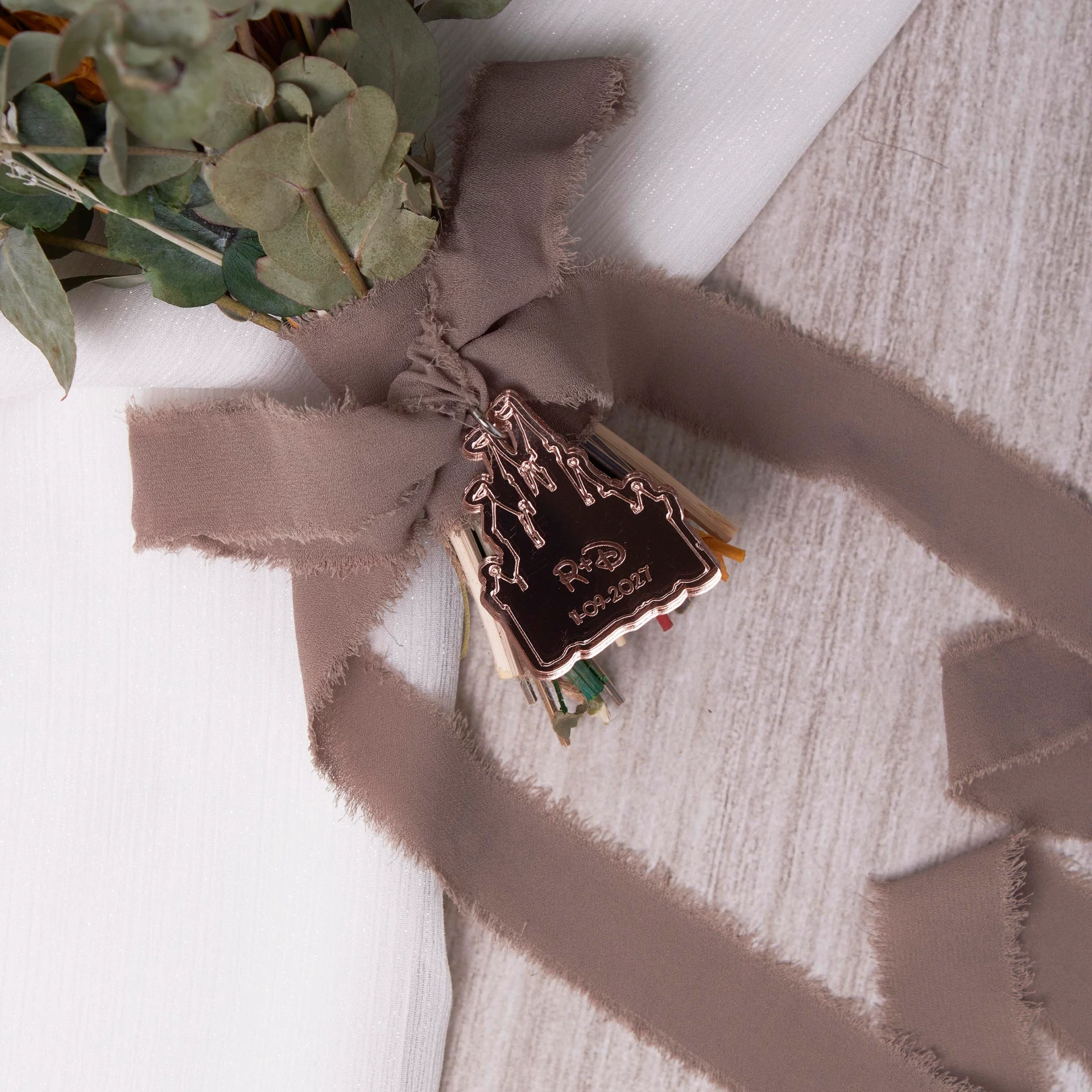 MEDALLA CASTILLO METACRILATO (GASA BLANCO/CREMA, ESPEJO ORO)