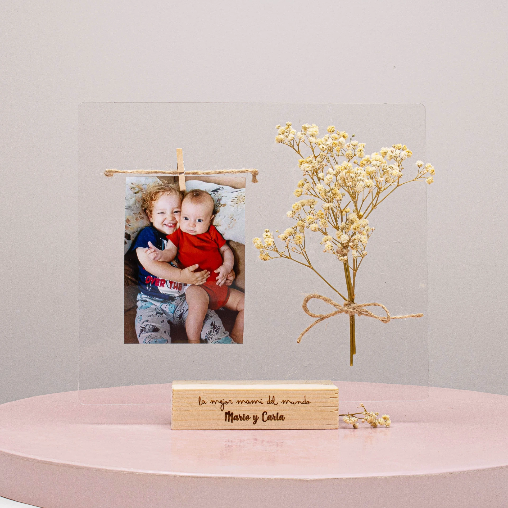 Marco de metacrilato con base de madera y flor preservada