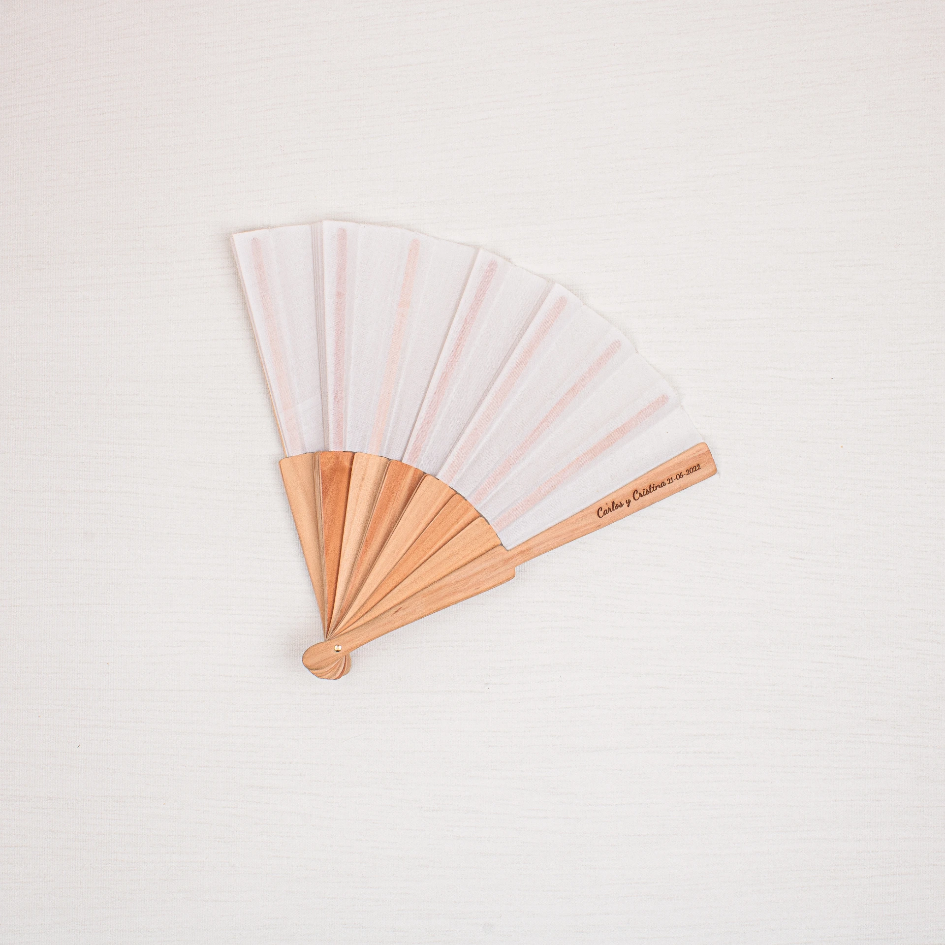 Elegancia que refresca · Abanico blanco personalizado