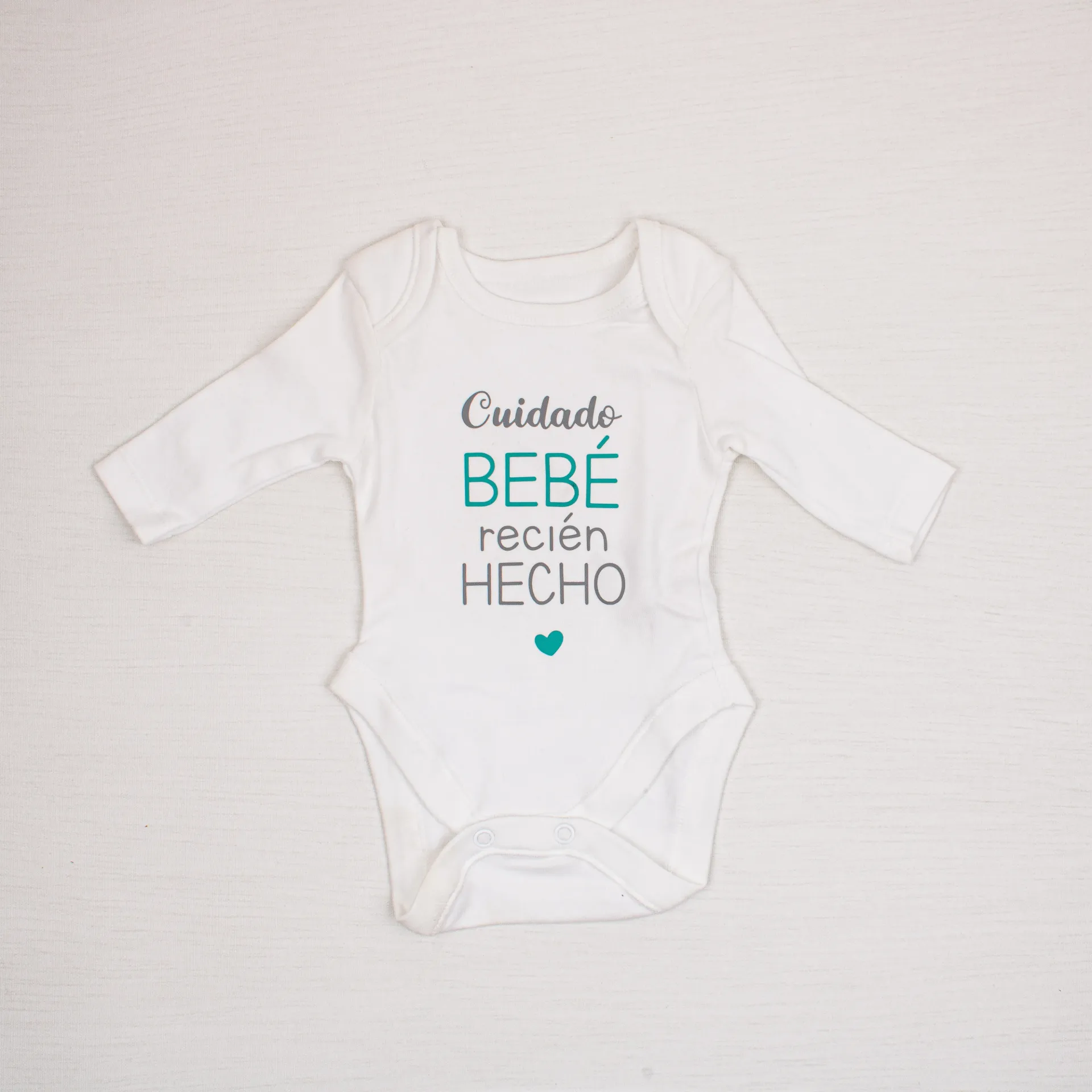 Pequeño y recién hecho · Body bebé (BLANCO, 3 MESES, CORTA)