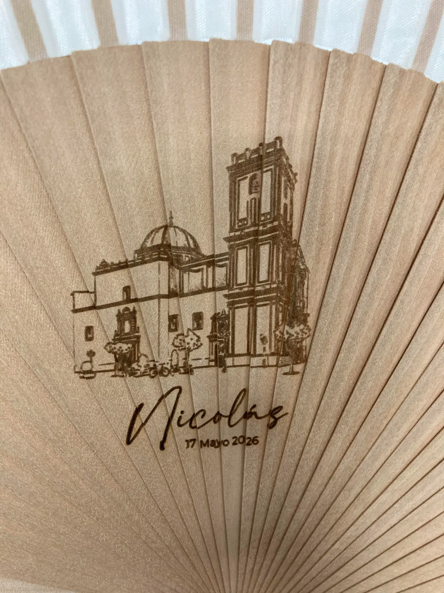 ABANICO CREMA PERSONALIZADO GRABADO VARILLAS CENTRALES Y VARILLA LATERAL