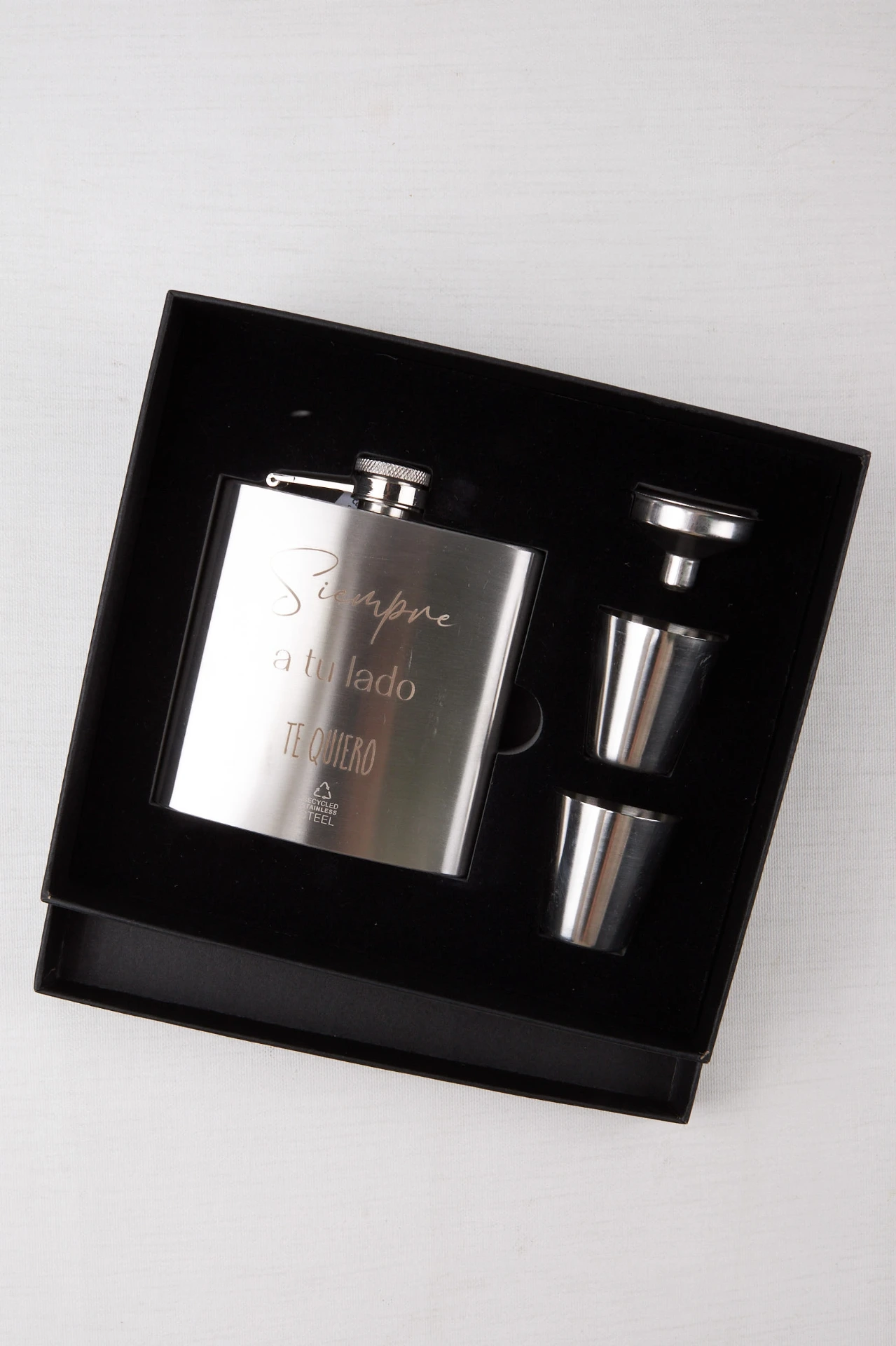 Carácter que se lleva · Caja set petaca personalizada
