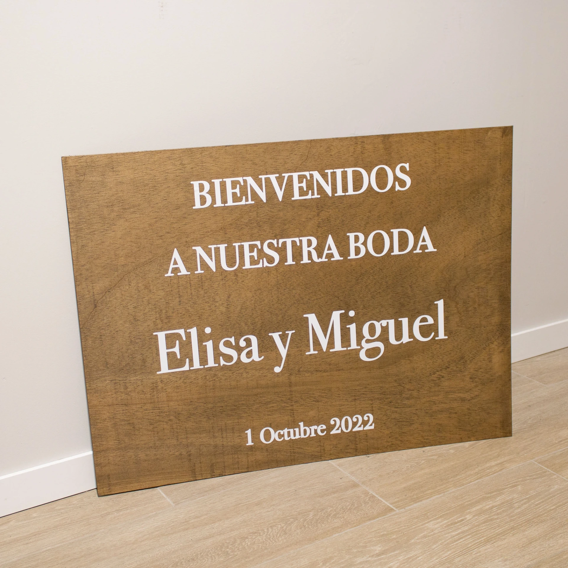 Bienvenida con carácter · Cartel madera 60x80 Wengué personalizado