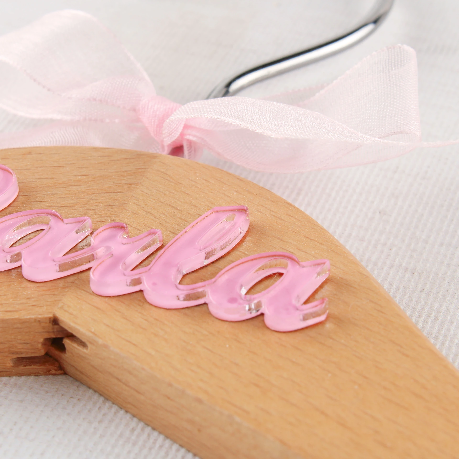 Su nombre en un día especial · Percha juvenil personalizada