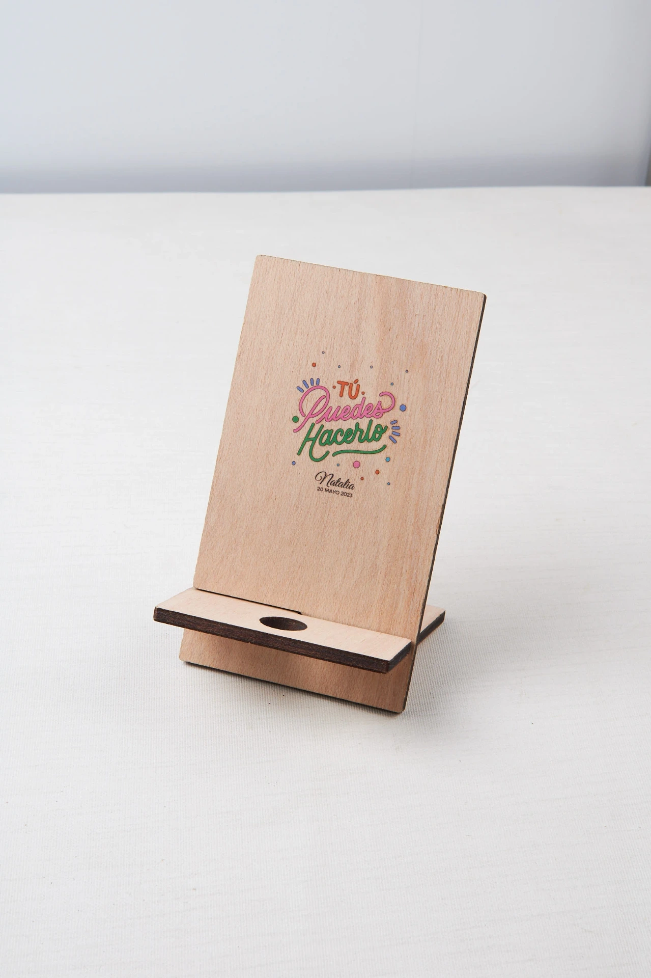 Tú móvil, siempre a mano · Soporte madera personalizado