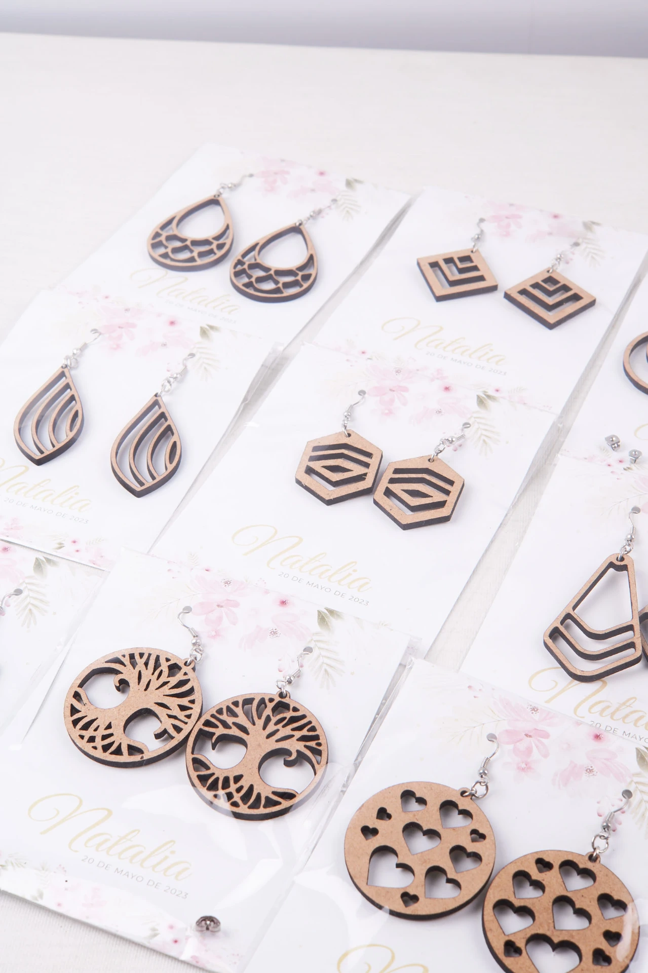 Pequeños detalles con encanto · Pendientes de madera surtidos