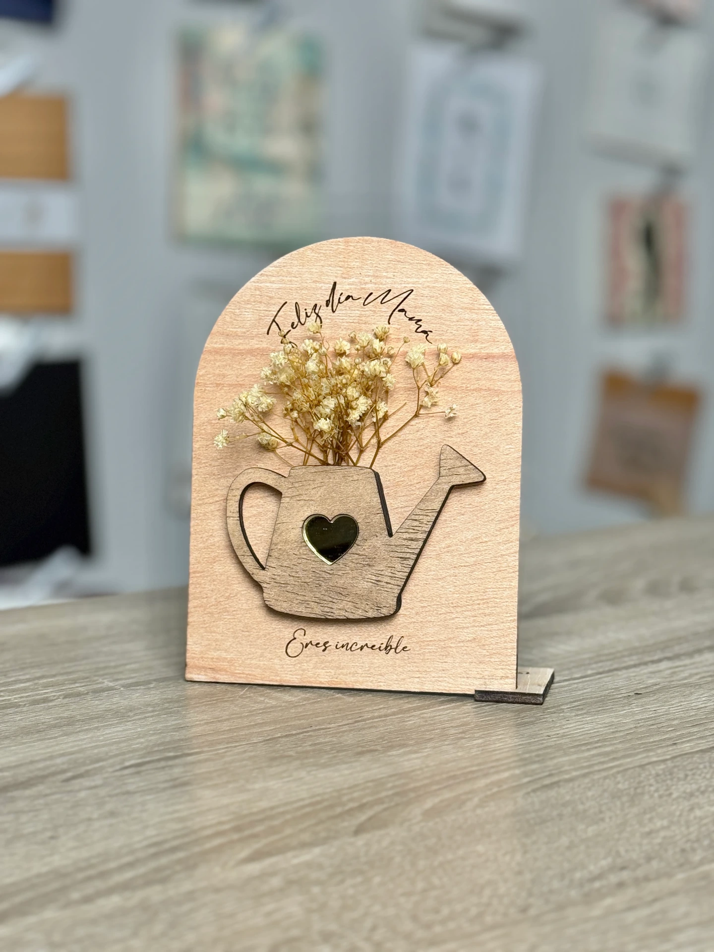 Mamá increíble · Placa con regadera y flores