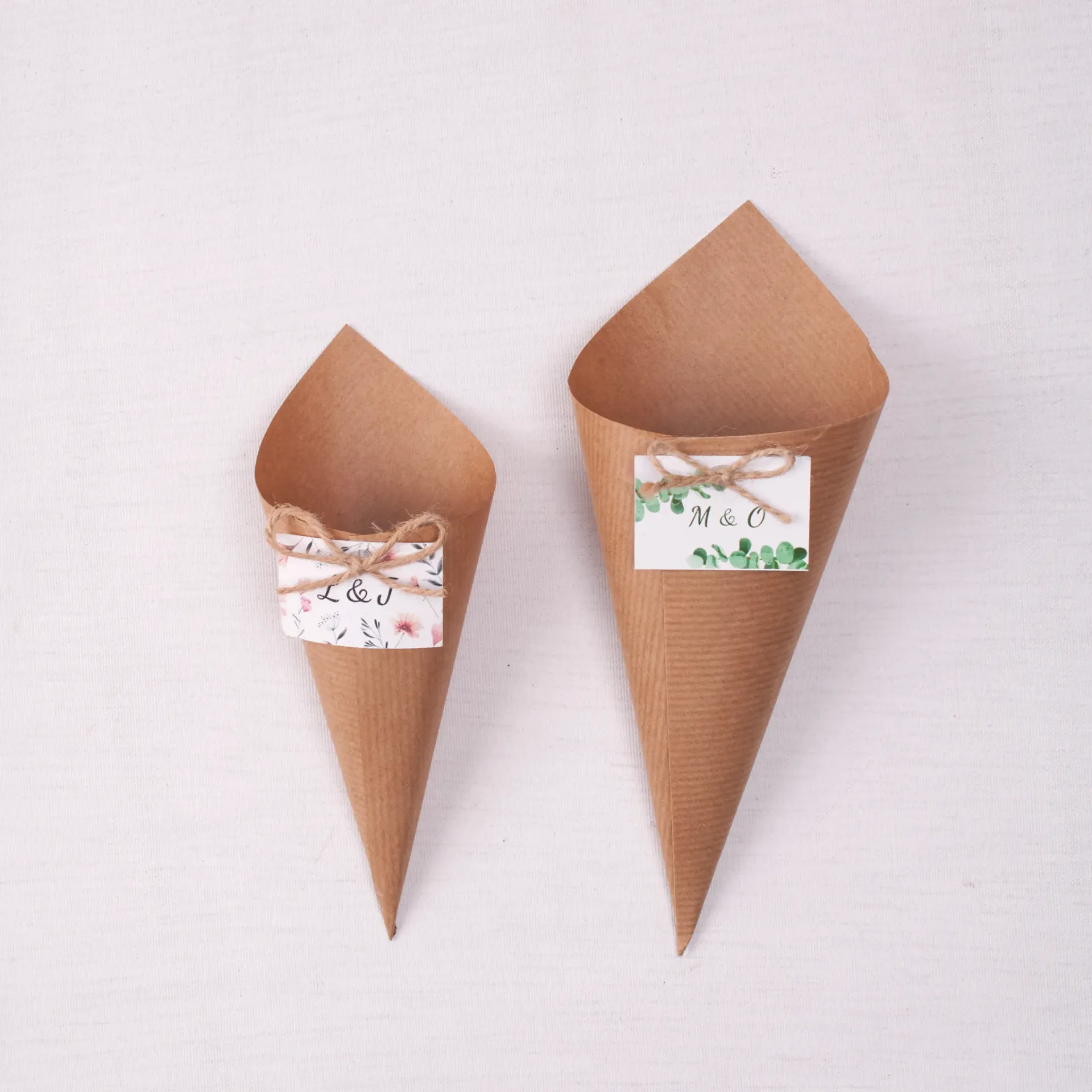 Sello floral en kraft · Cono boda kraft etiqueta y lazo