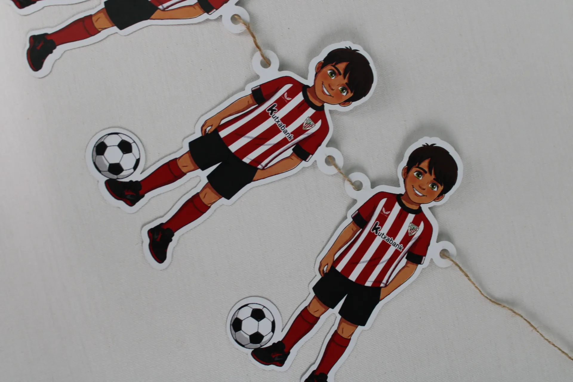 DECORACIÓN CON PERSONALIDAD · BANDERÍN RECORTADO PERSONALIZADO