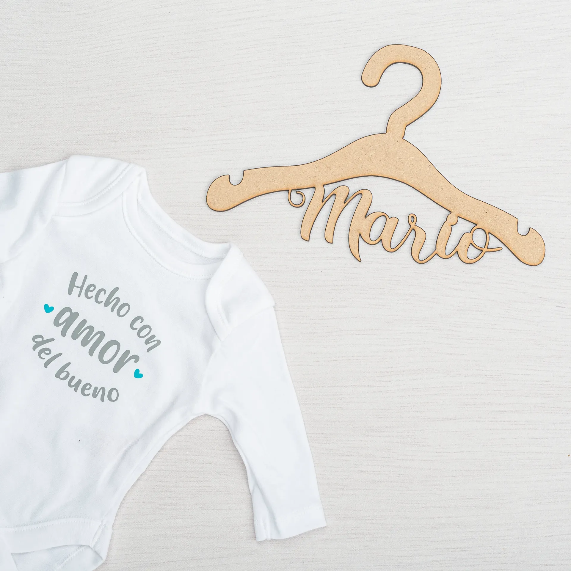 DULCE BIENVENIDA · MINI PERCHA DE MADERA PERSONALIZADA PARA BEBÉ
