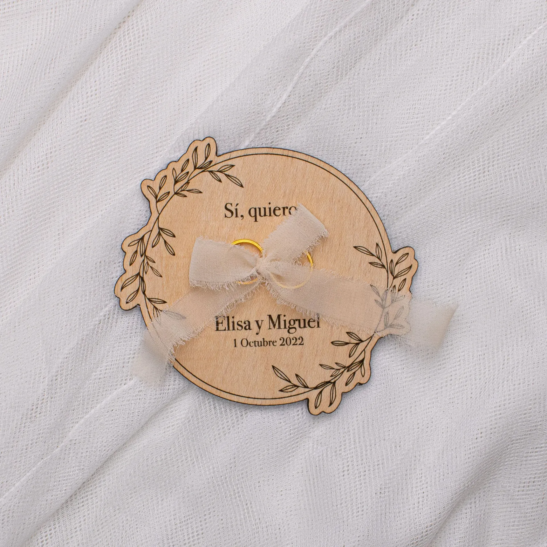 Anillo entre flores · Porta alianzas floral (13 CM, GASA BLANCO/CREMA)