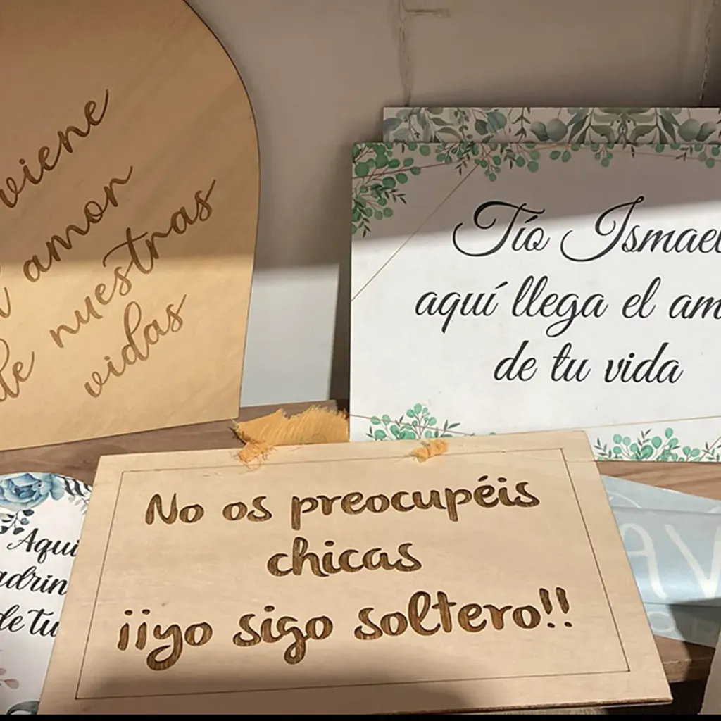 Momento especial · Placa de madera “Ya llega la novia”